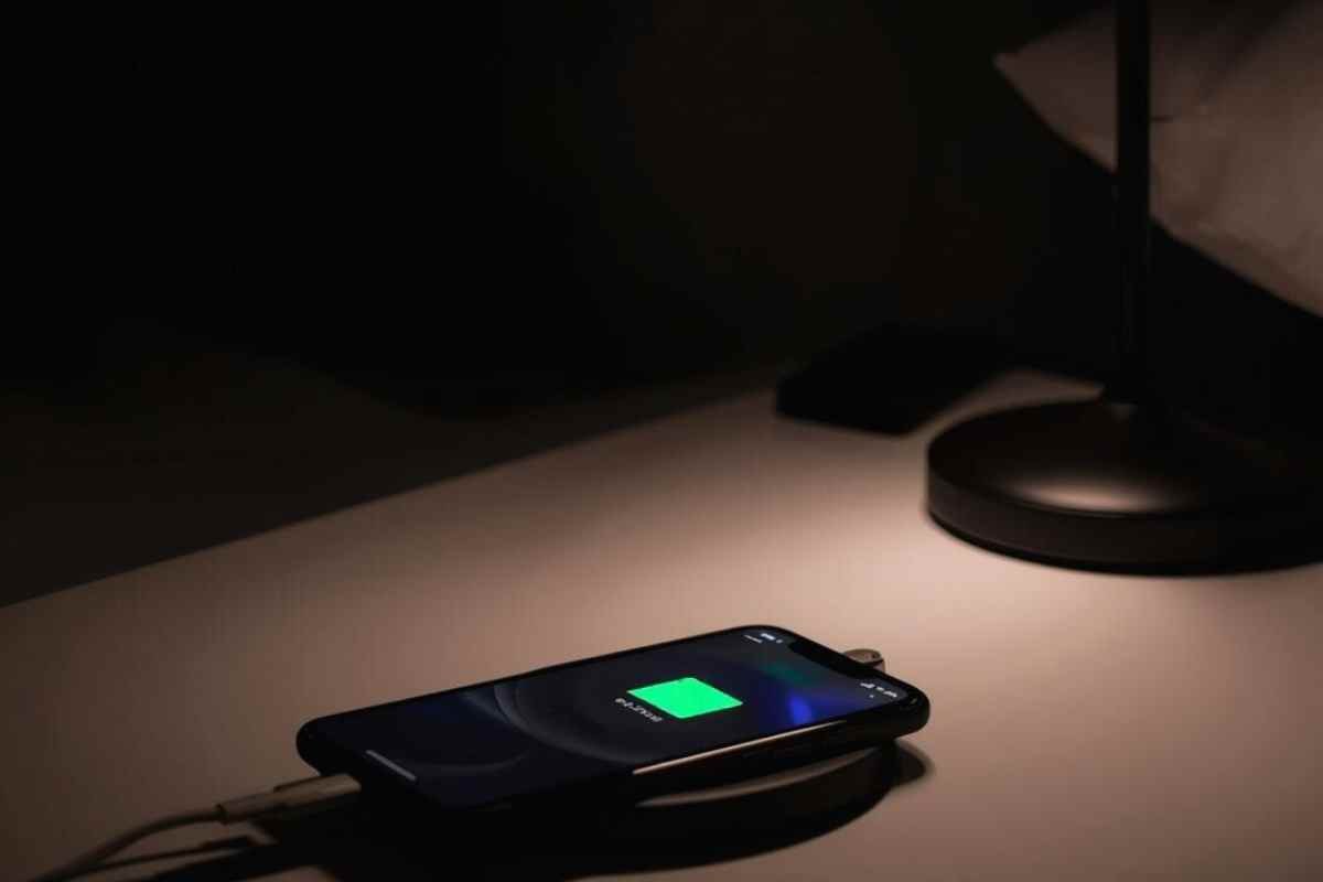Tutti caricano il cellulare di notte, in pochi però sono a conoscenza di questo rischio