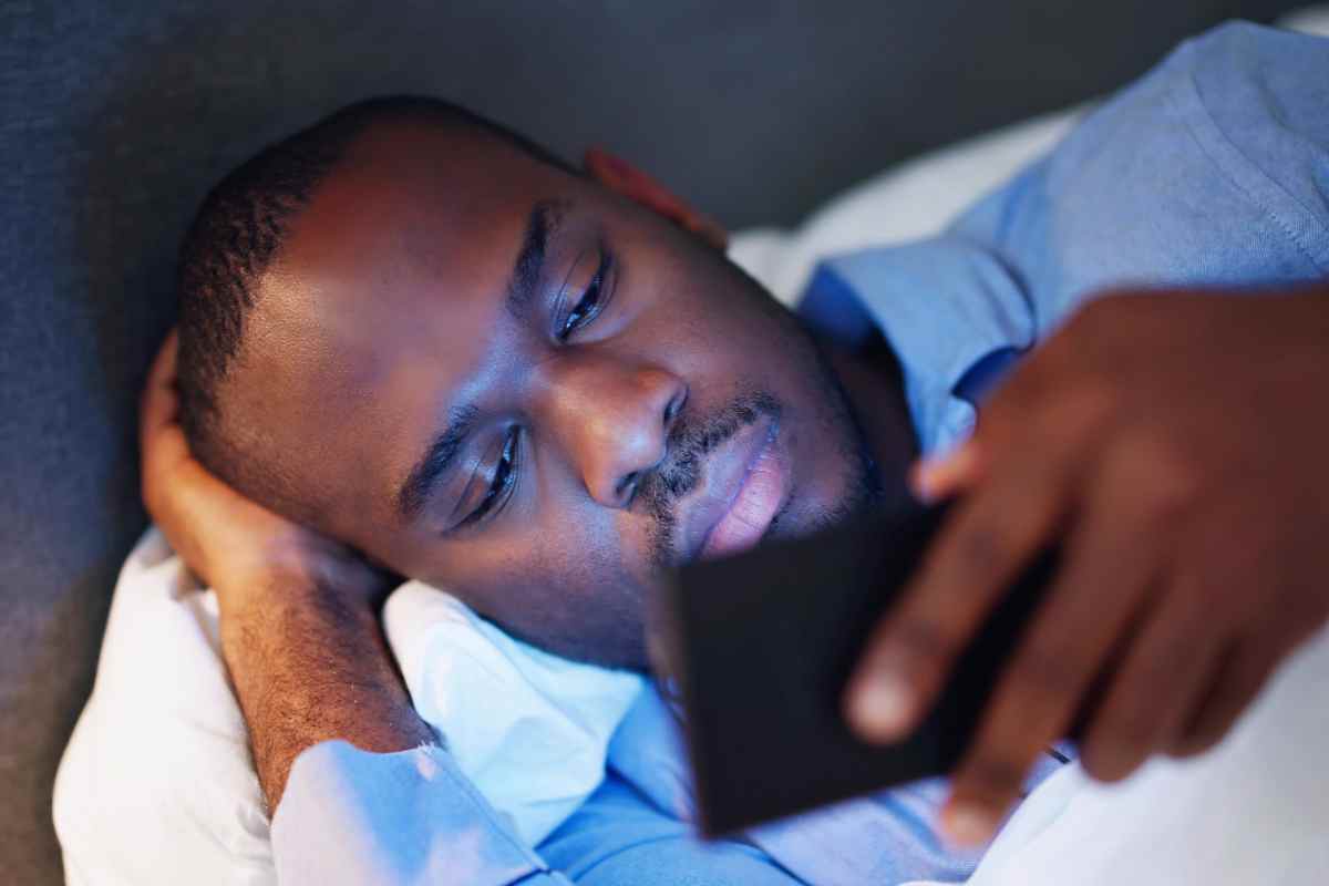 Tutti caricano il cellulare di notte, in pochi però sono a conoscenza di questo rischio, i dettagli