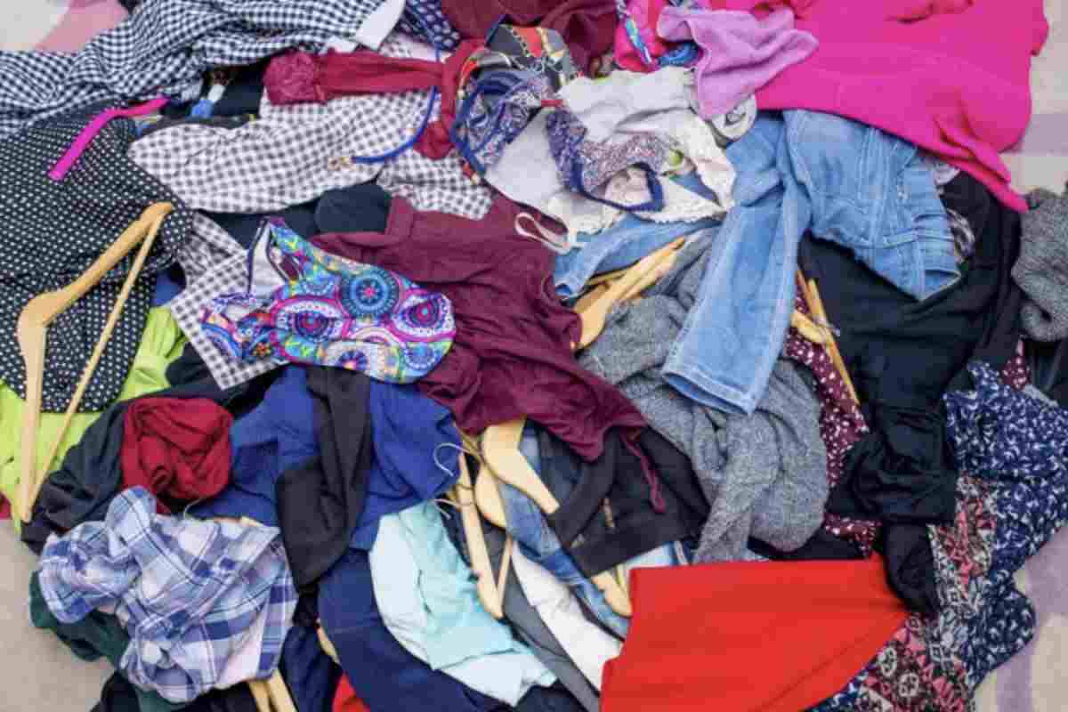 Sul fronte delle donazioni, la Croce Rossa Italiana rappresenta un punto di riferimento consolidato per il recupero e la distribuzione di abiti usati.